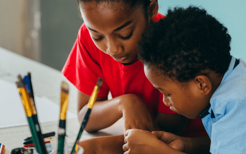 kids learning to draw together